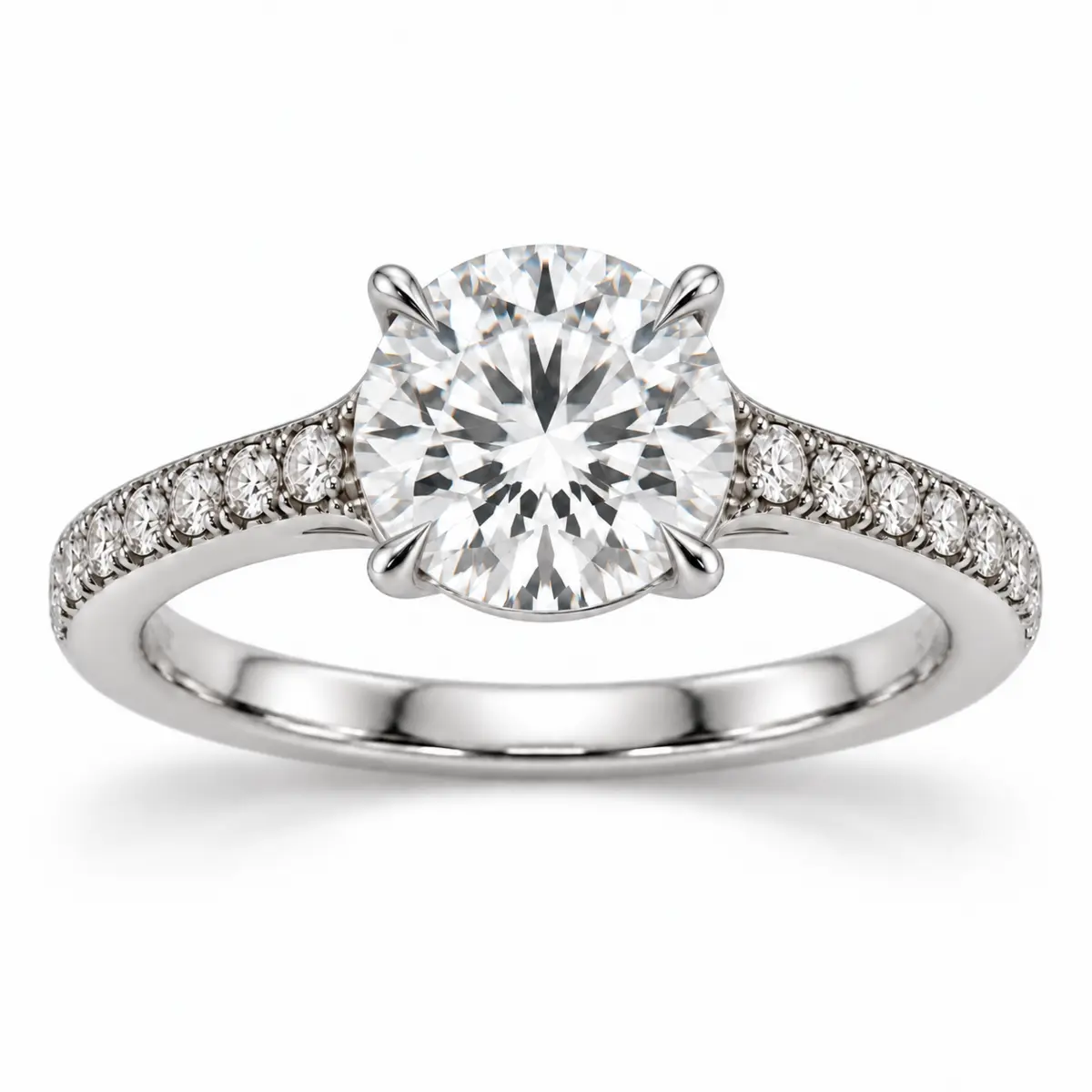 Solitaire Apogée, diamant rond brillant de 1,04 ct à quatre griffes et épaules pavées