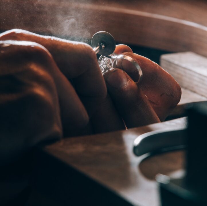 Artisan joaillier travaillant une bague à l’établi