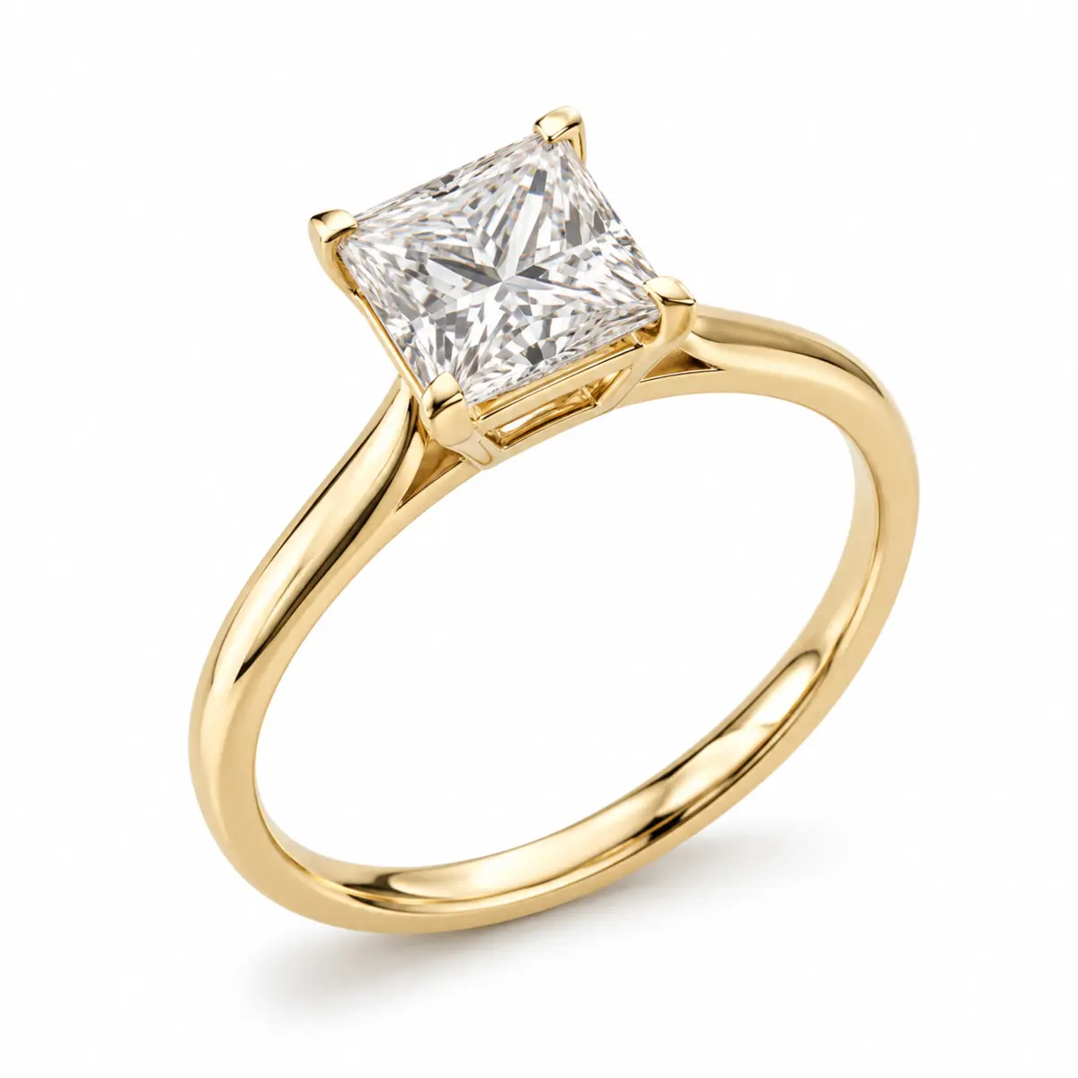 Solitaire Épure, diamant taille princesse serti à quatre griffes sur une monture en or jaune